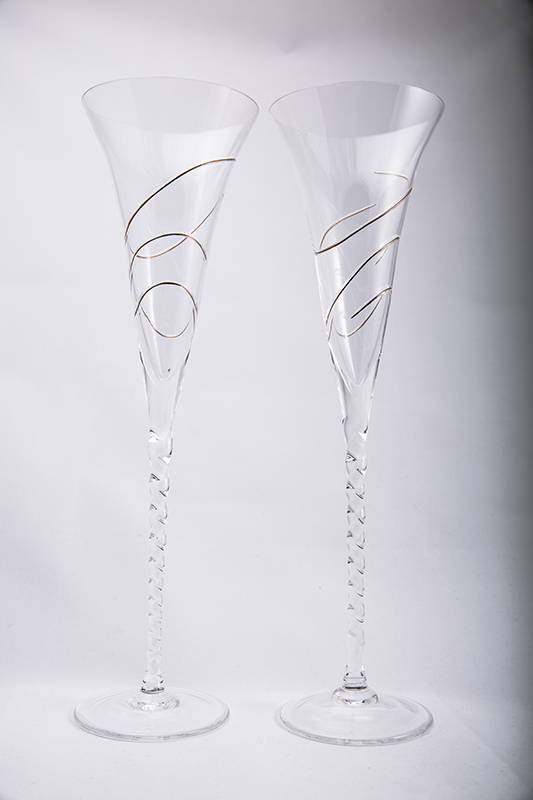 Wedding glasses with gold accents