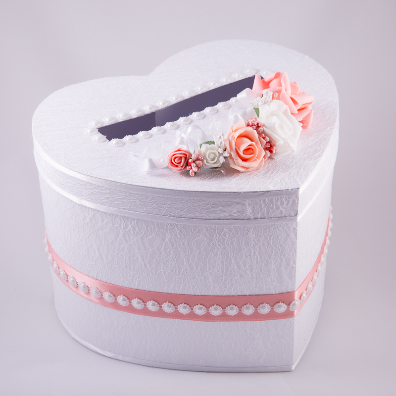 Envelope and money box in white and peach