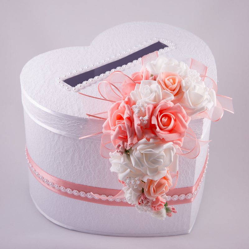 Envelope and money box in white and peach with big roses