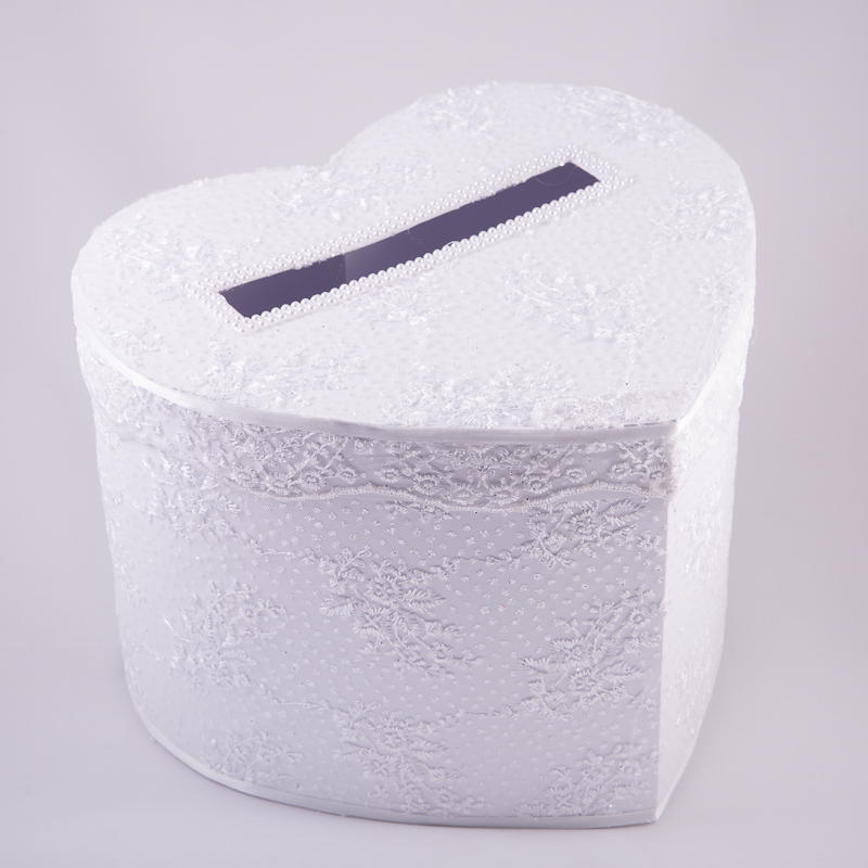 Envelope and money box in white with lace