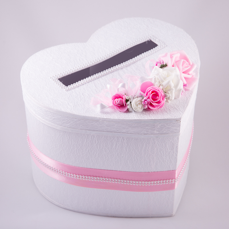 Envelope and money box in white and pink
