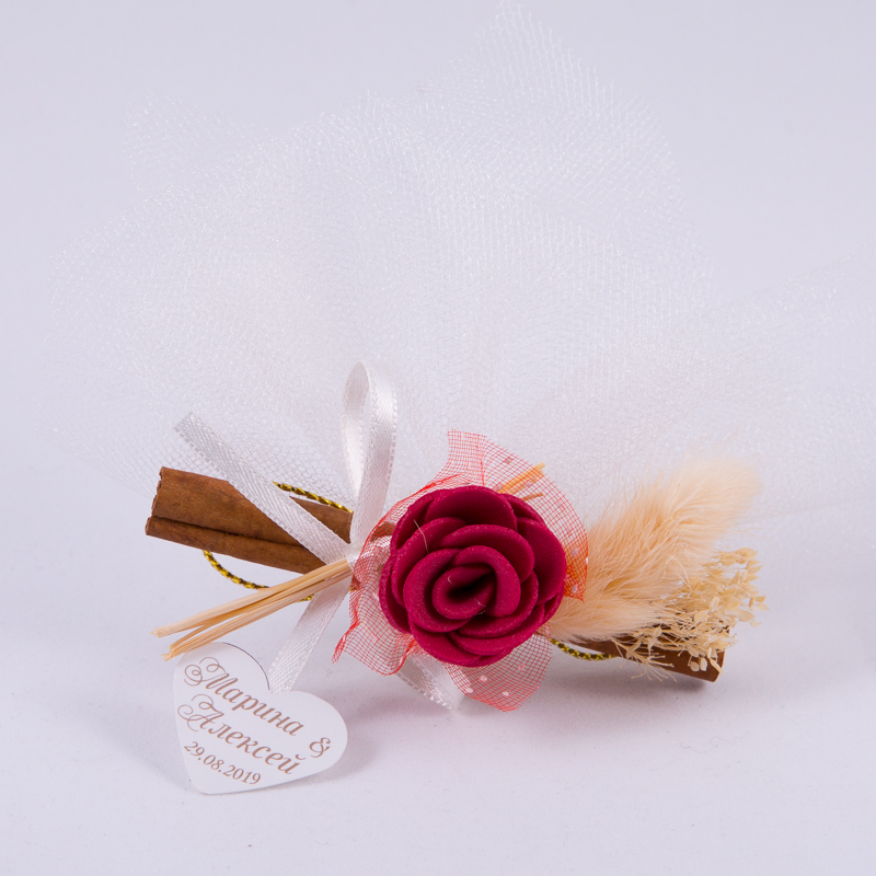 Cinnamon gift with a rose