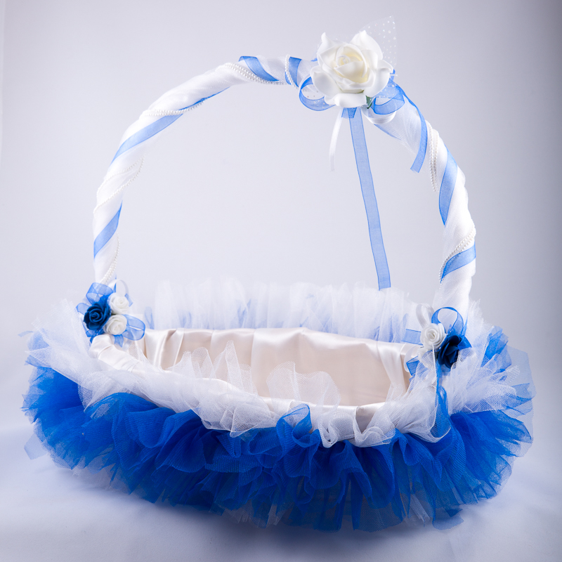 Сватбена кошница в бяло и синьо