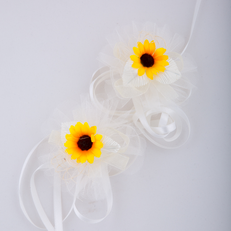 Decorations for glasses and candles with sunflowers