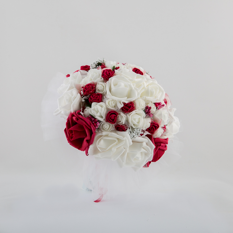 Bridal bouquet in white and burgundy
