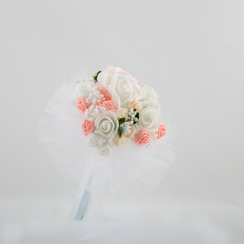 Bouquet for throwing in white and peach