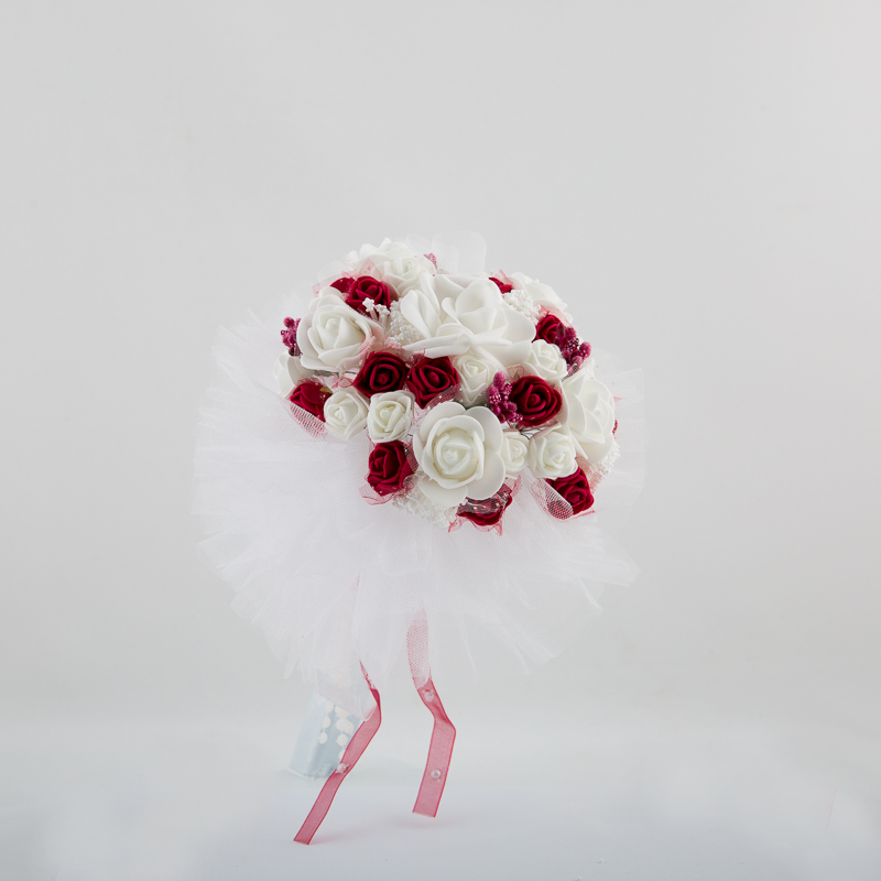 Bouquet for throwing in white and burgundy