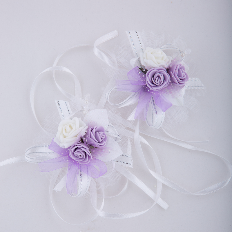 Decorations for glasses and candles in purple