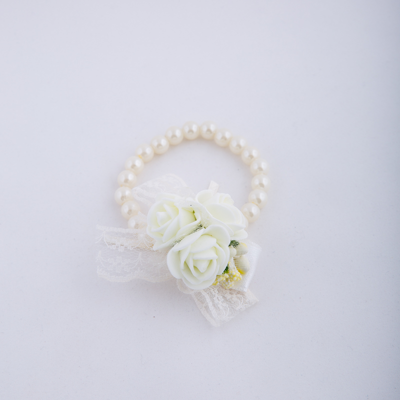 Bracelet with roses and pearls in ecru