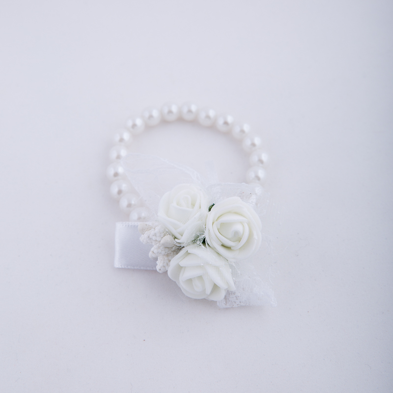 Bracelet with pearls and roses in white