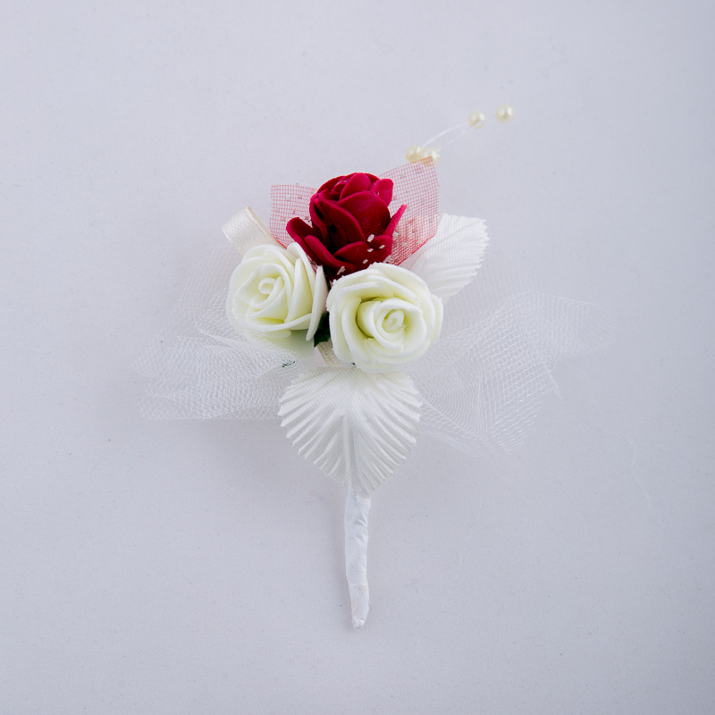 Boutonniere with three roses and tulle in ecru