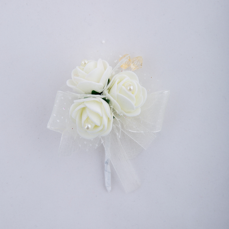 Boutonniere with roses and pearls