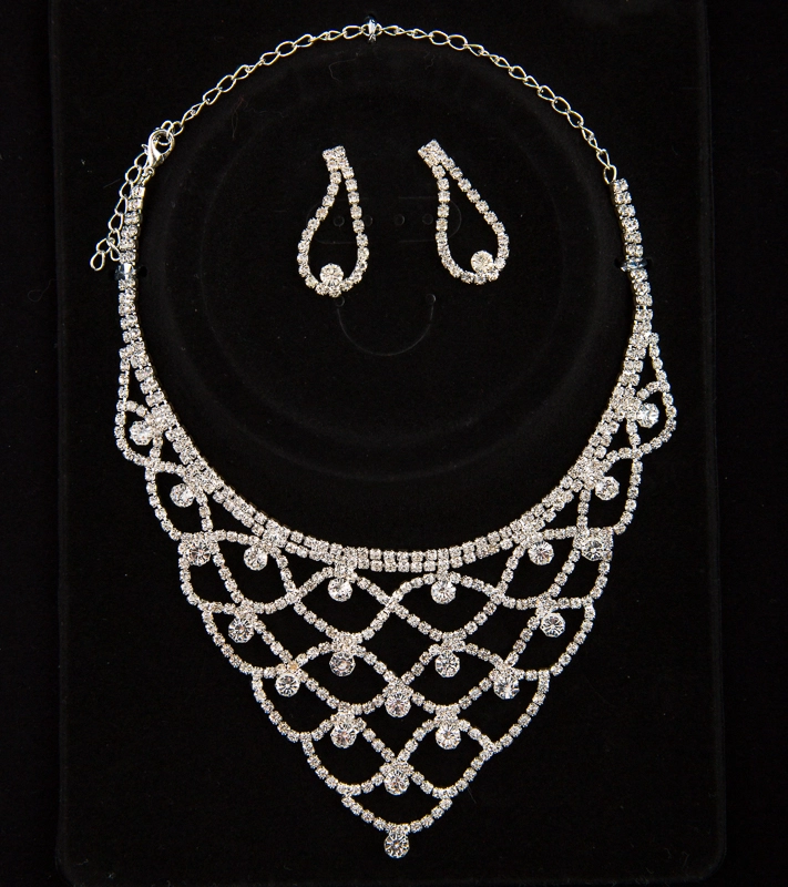 Necklace and earrings set