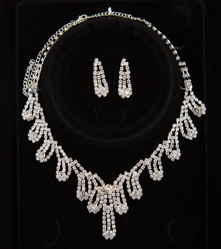 Necklace and earrings set